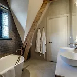 Petite Ensuite